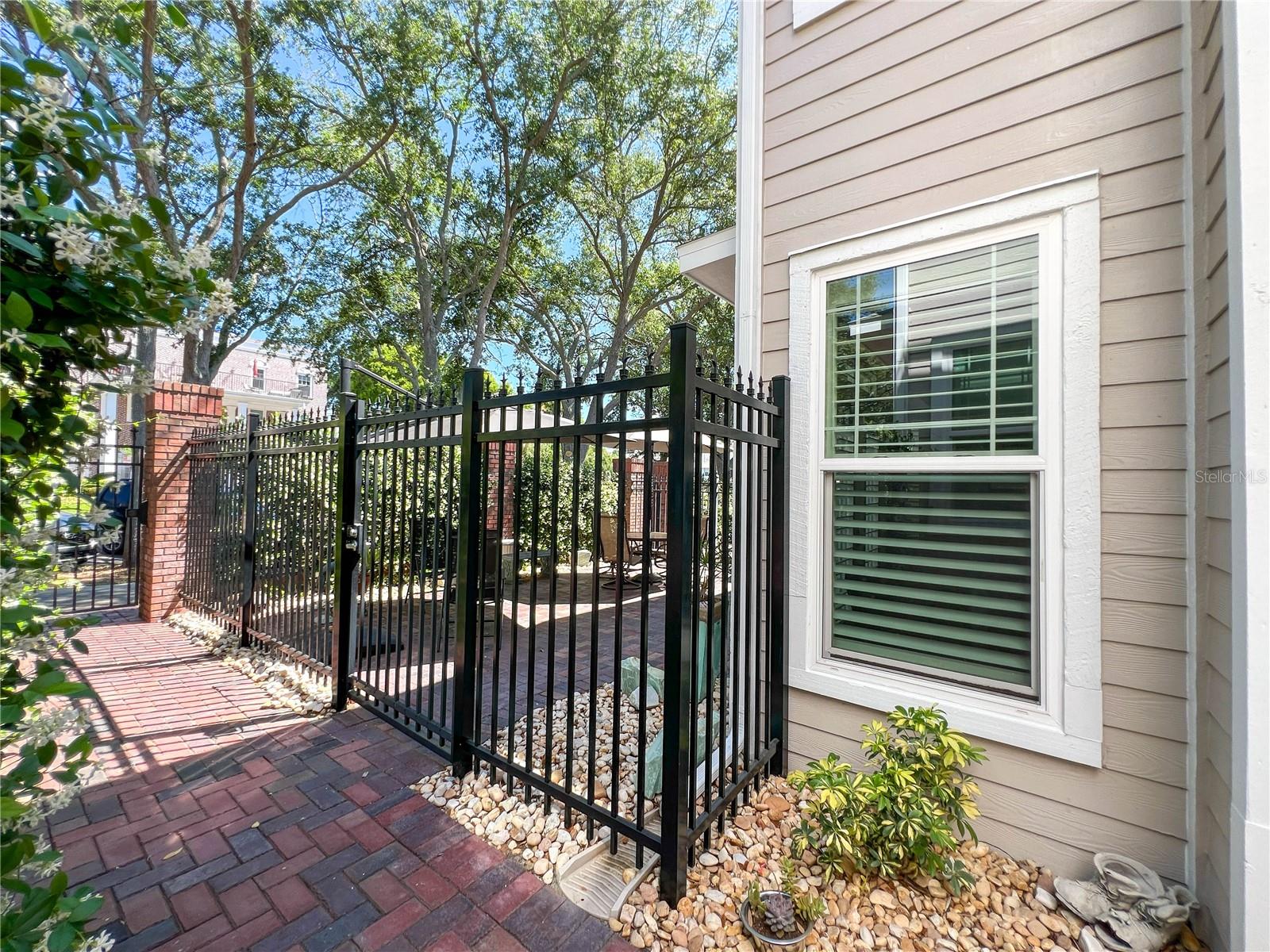 HUNTINGTON TWNHMS THE - Residential