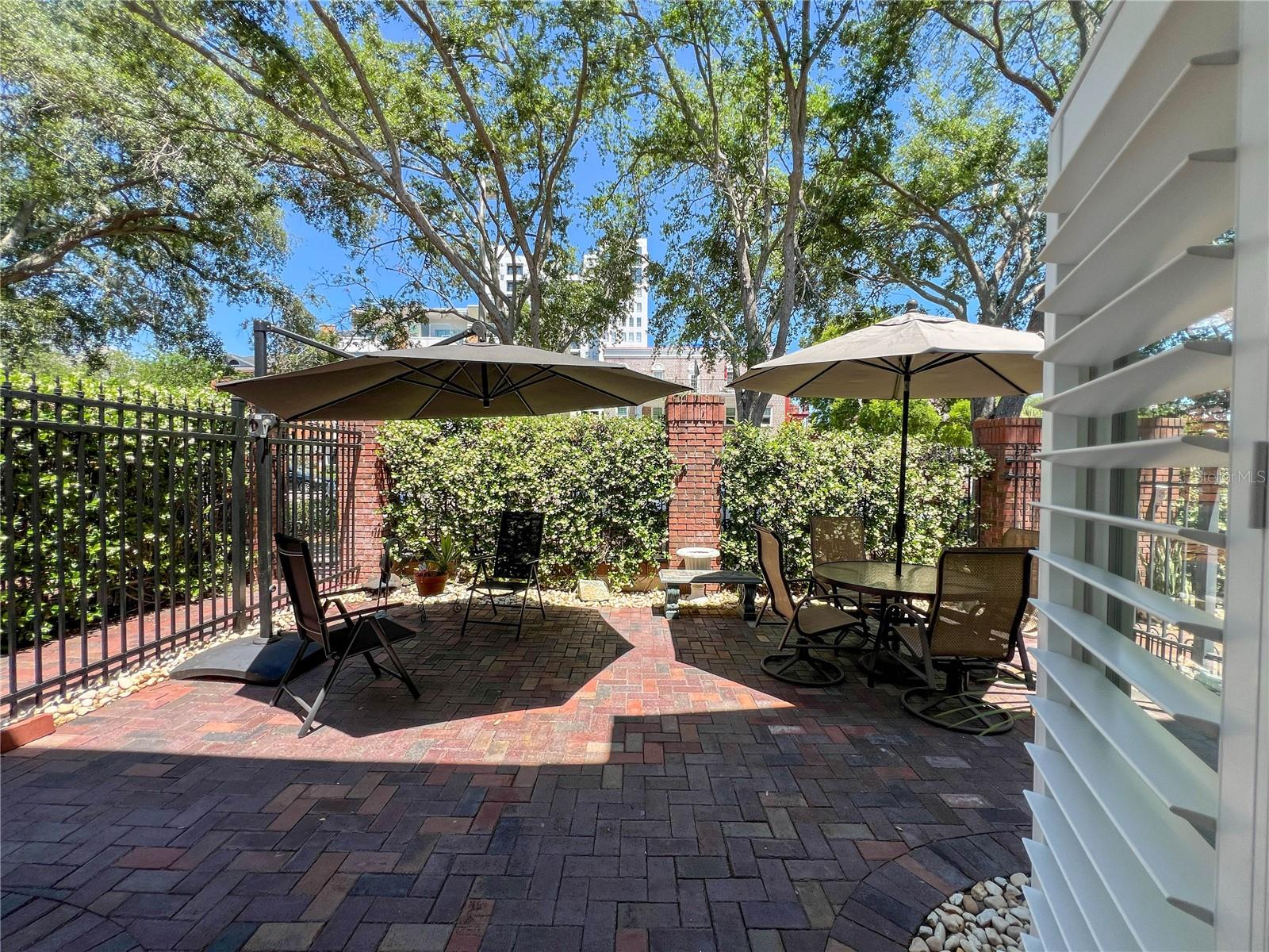 HUNTINGTON TWNHMS THE - Residential