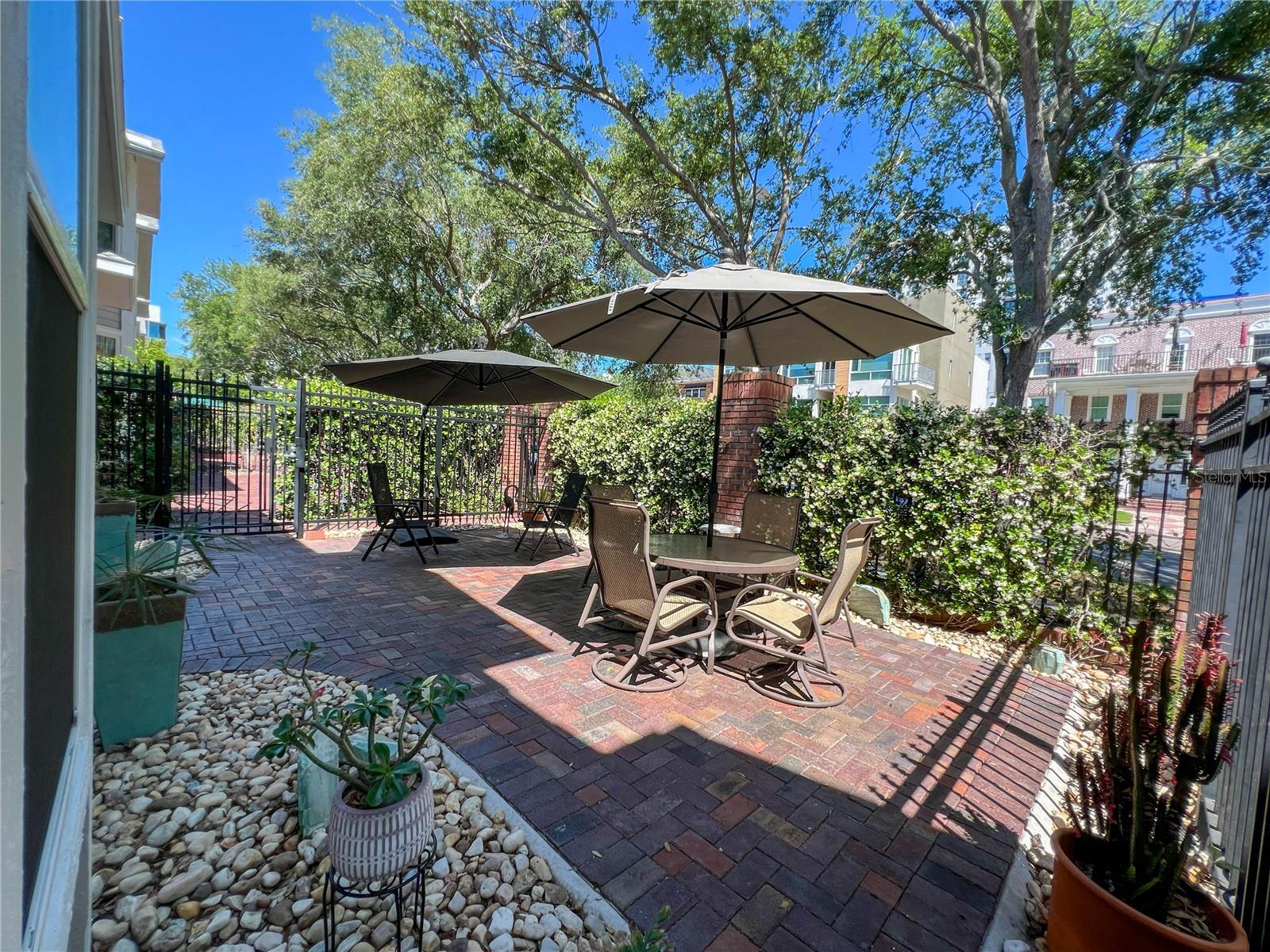 HUNTINGTON TWNHMS THE - Residential