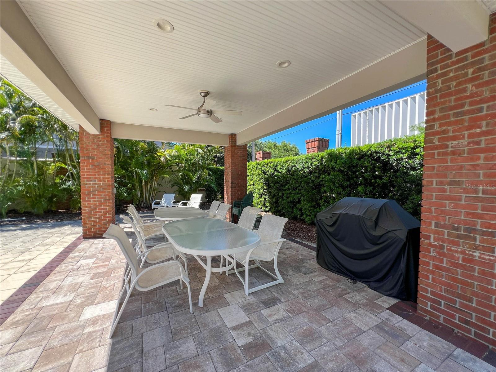 HUNTINGTON TWNHMS THE - Residential