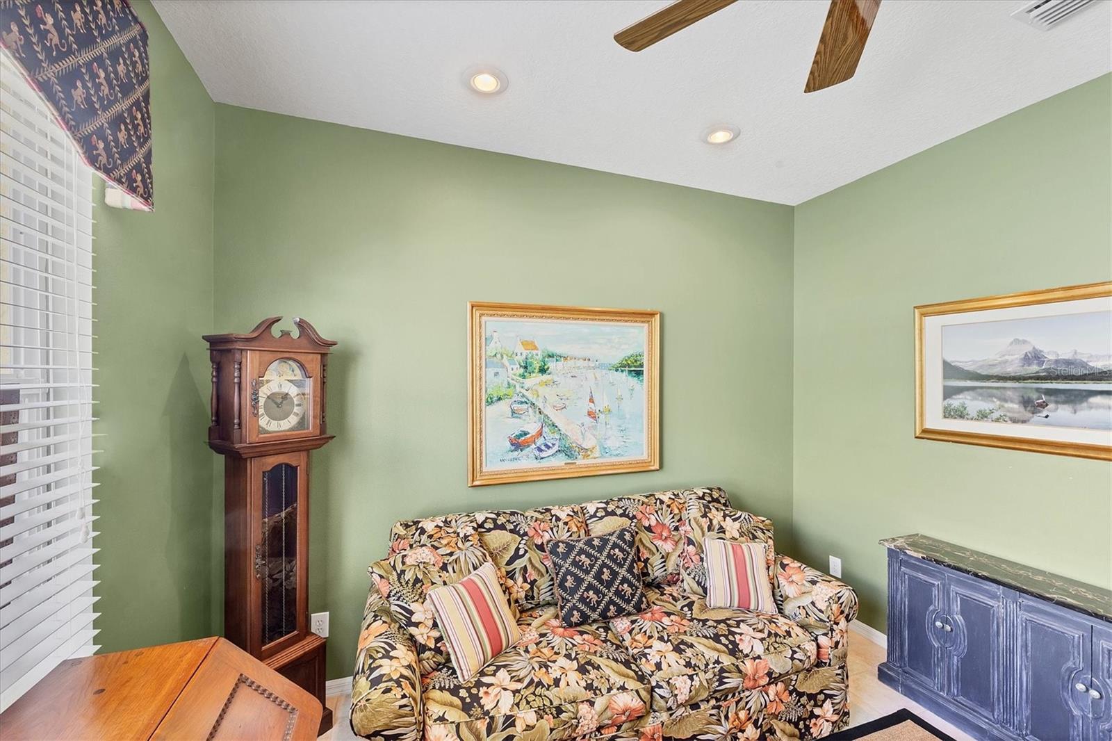 PELICAN POINTE GOLF & COUNTRY CLUB - Residential