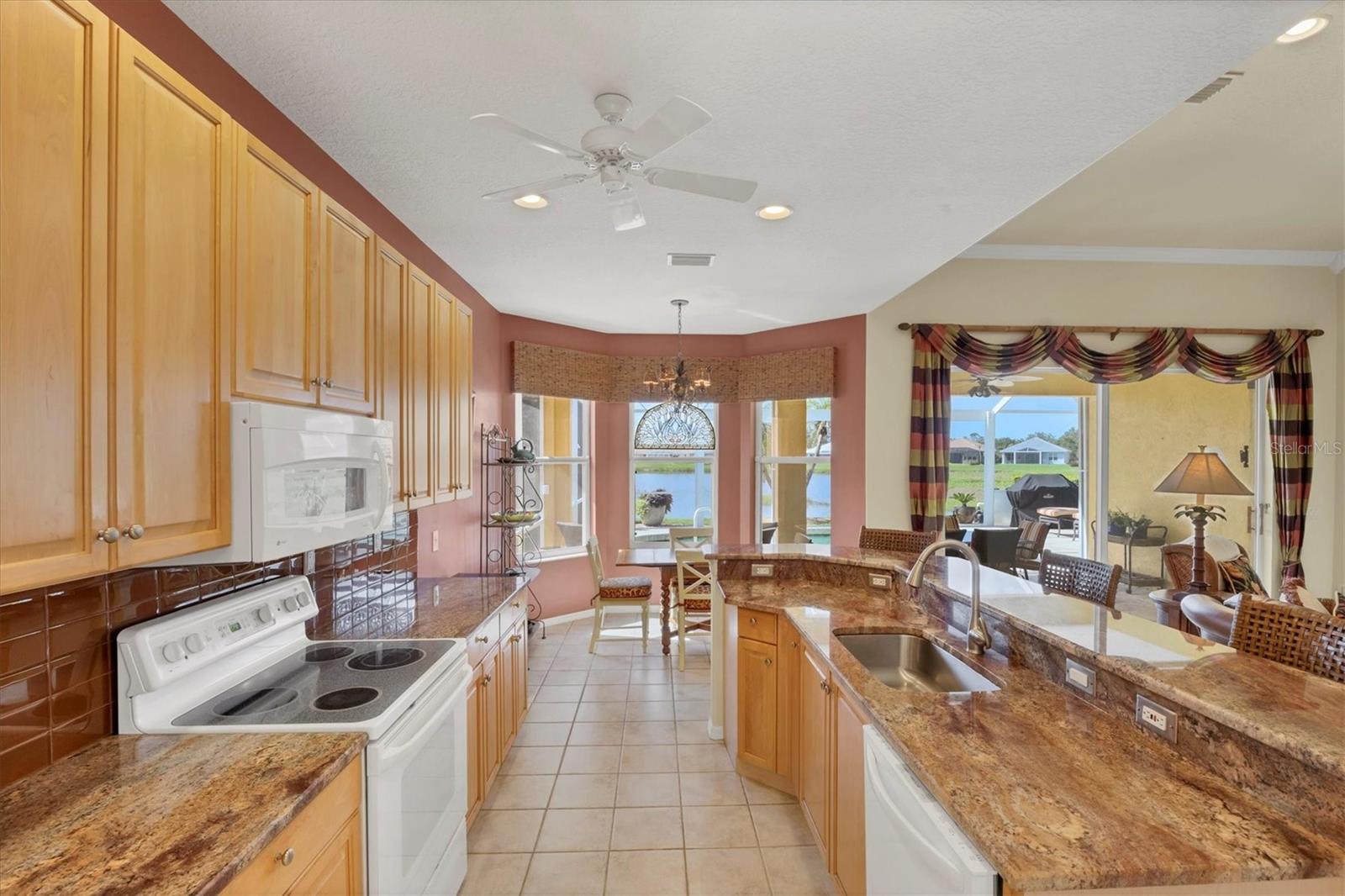 PELICAN POINTE GOLF & COUNTRY CLUB - Residential