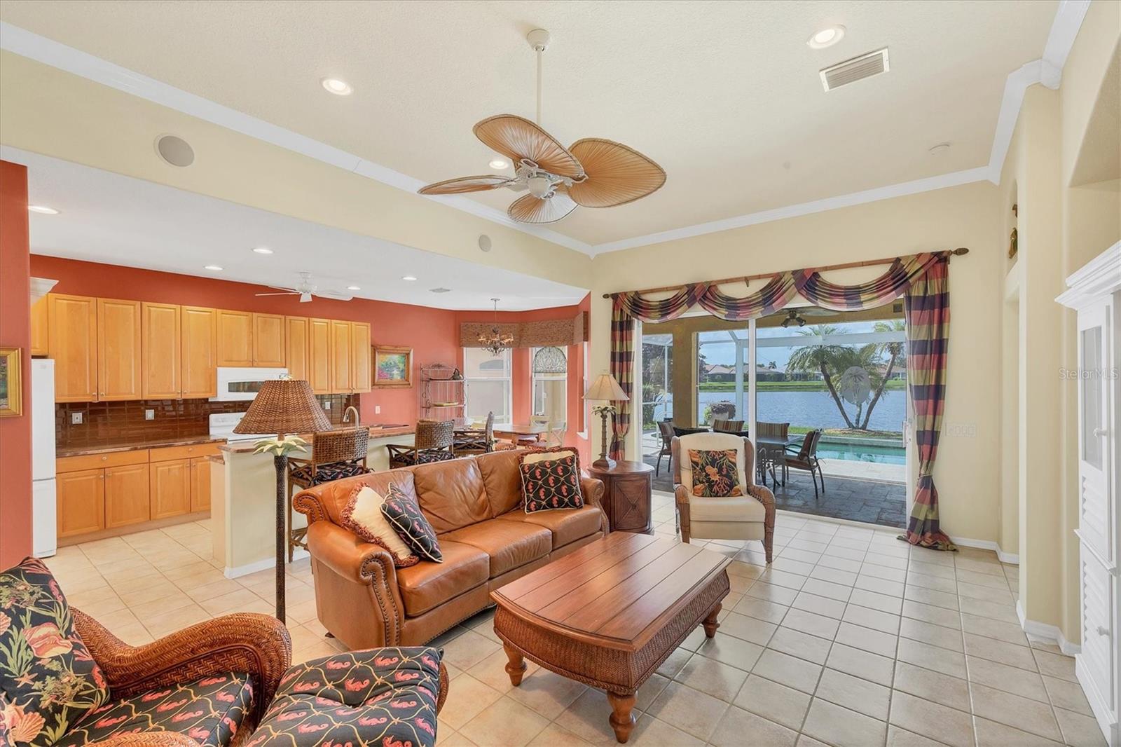 PELICAN POINTE GOLF & COUNTRY CLUB - Residential
