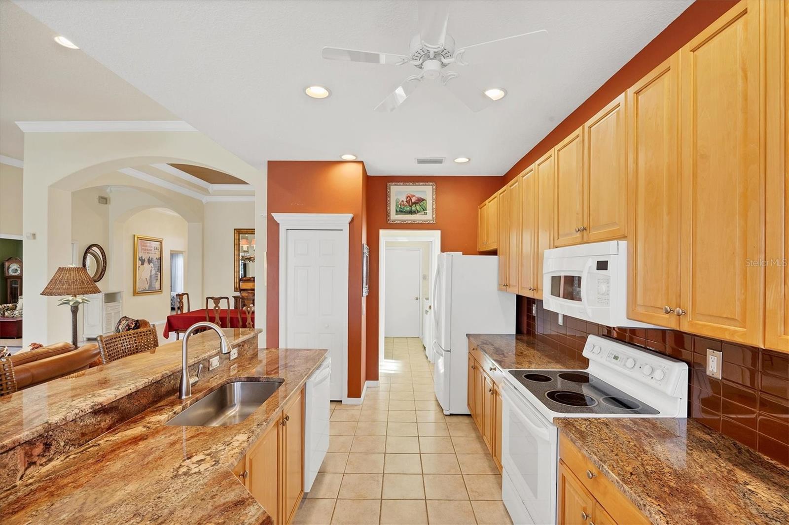 PELICAN POINTE GOLF & COUNTRY CLUB - Residential