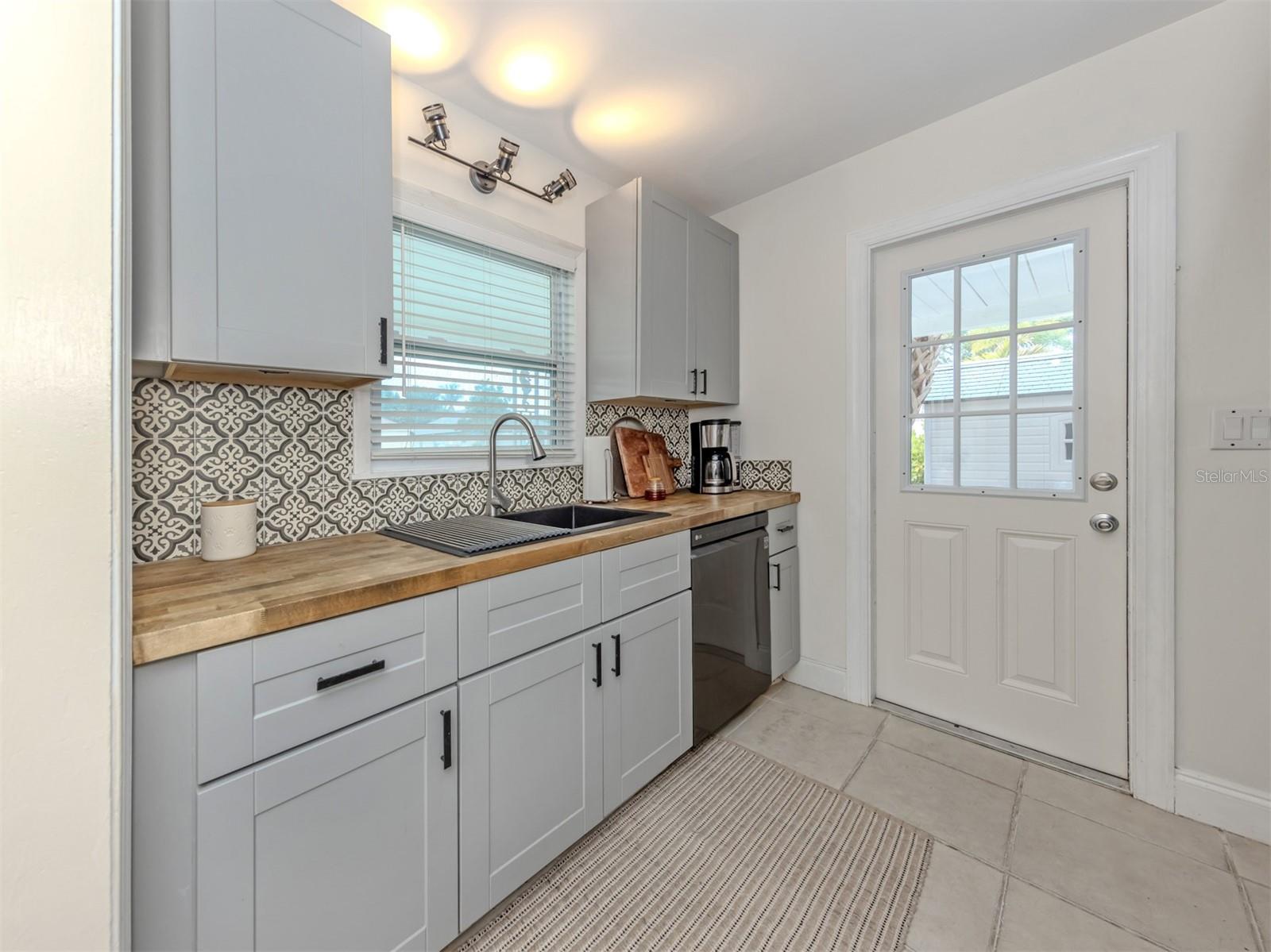 NORTH EDGEWOOD SEC OF VENICE - Residential