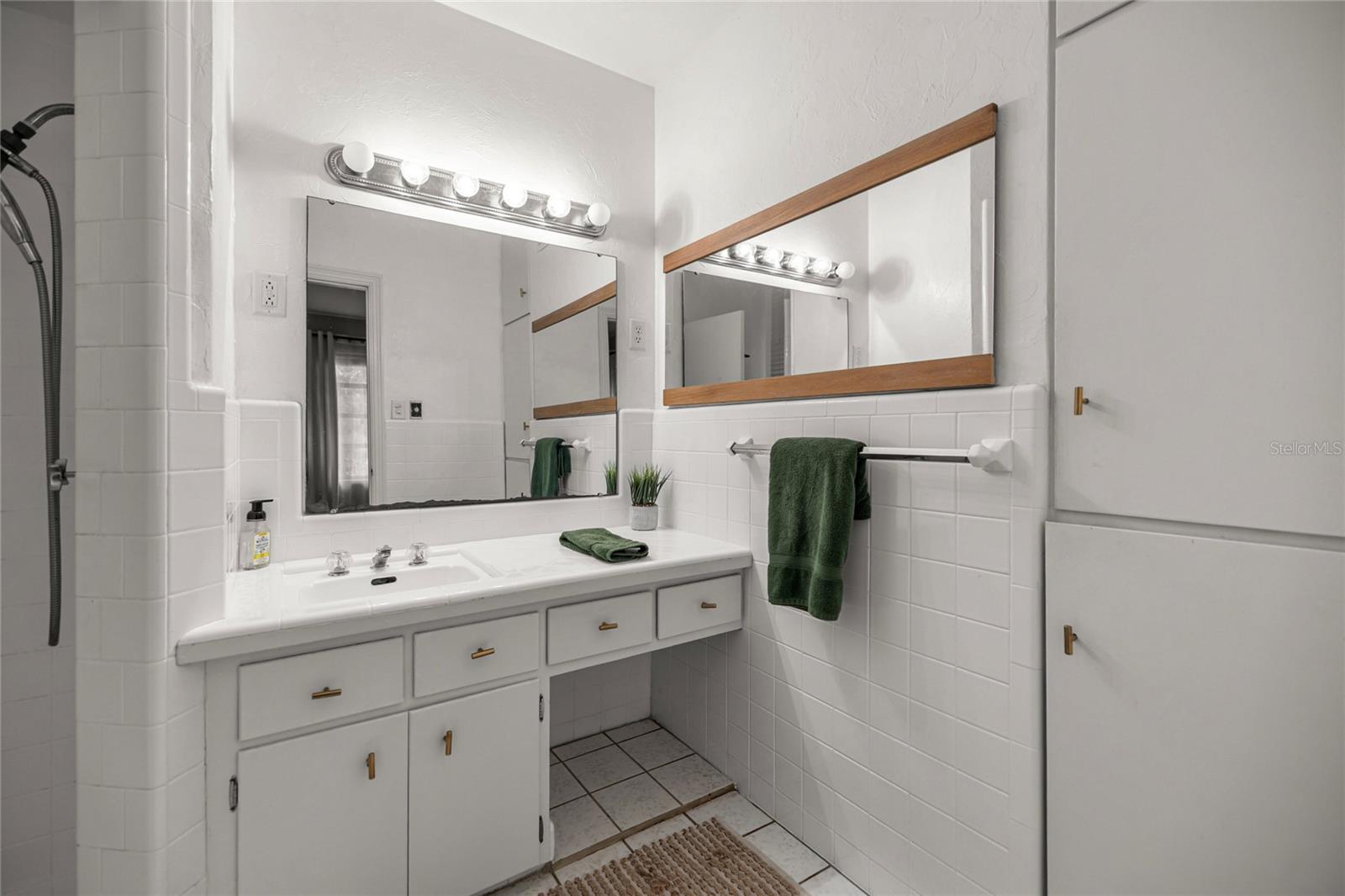 GLENDALE MANOR - Residential