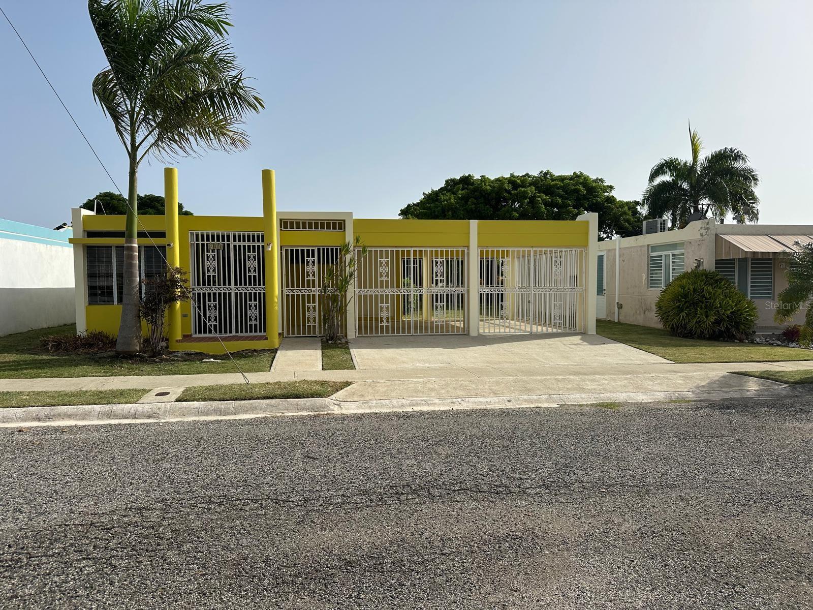 Live Steps from the Beach in Patillas!
Home in a gated community just steps from Los Bajos de Patillas Beach.
This property features 3 comfortable bedrooms, 2 bathrooms, a double carport, and a spacious yard with partial ocean views from the yard and from one of the bedrooms.
In good condition and move-in ready.
The community is located along a beautiful coastline surrounded by restaurants, breathtaking views, and the relaxing sound of the sea.
Enjoy the coastal lifestyle you’ve always dreamed of!