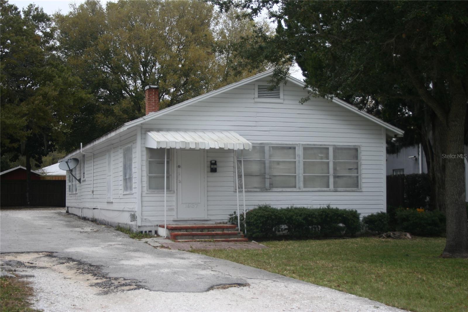 Duplex with space to spread out. Large fenced, gated yard. 3 bedrooms, one and a half baths. Great location near downtown in green tree- filled Gillespie Park. Easy walking distance to park which has tennis courts, ponds with ducks, playground and walking trail. Private entry, off-street parking and your own yard for outdoor events. Best of all, this space is close to restaurants, shopping, cafes, bakeries, supermarkets, and a short drive to Lido Beach.