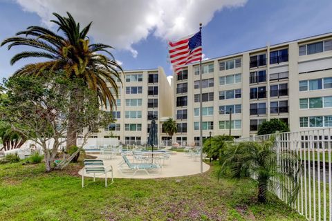 Photo of 225 Country Club Drive #1104, Largo, FL 33771 (MLS # TB8366910) Photo of 225 Country Club Drive #1104, Largo, FL 33771 (MLS # TB8366910)