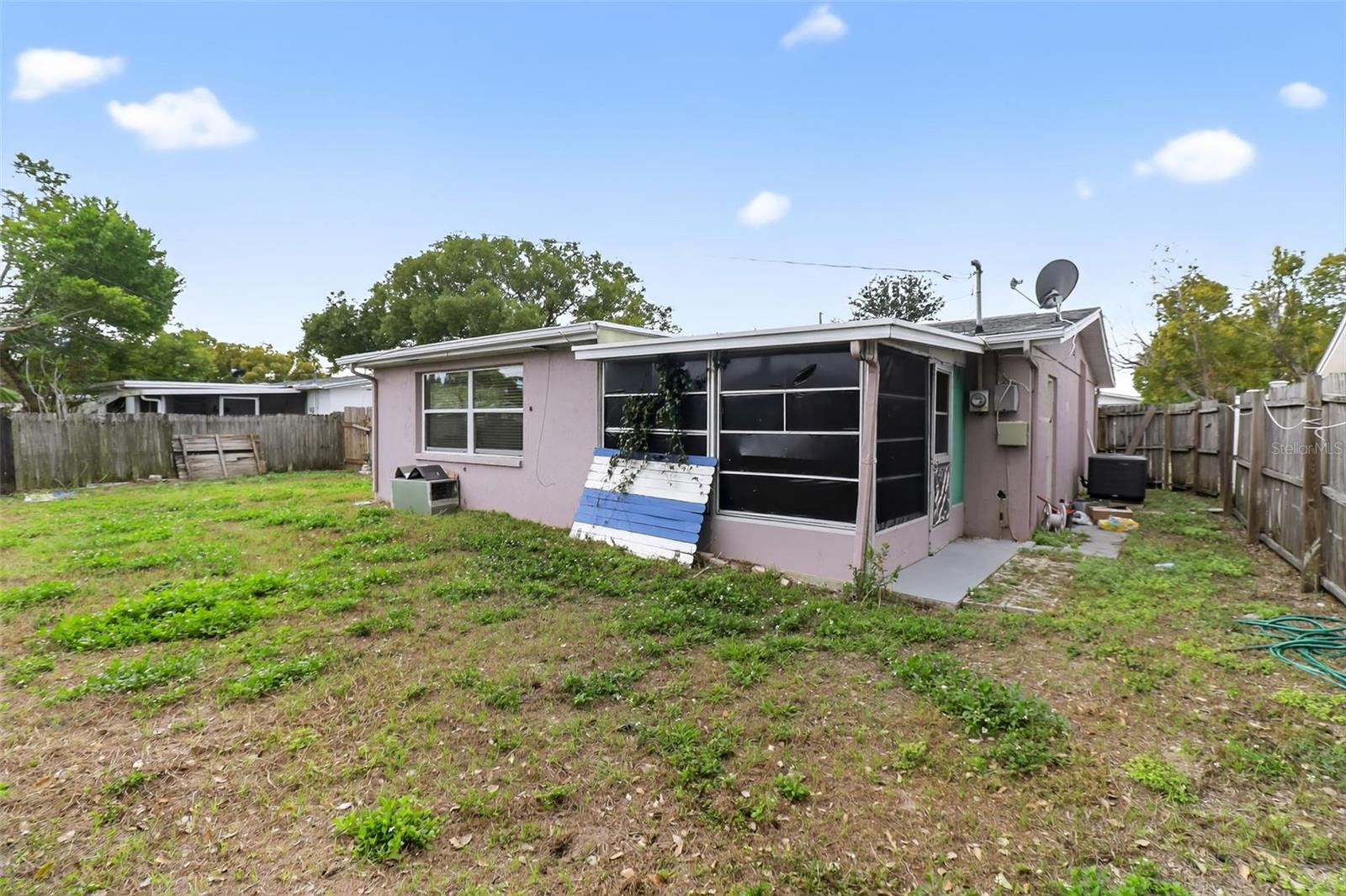 COLONIAL HILLS - Residential