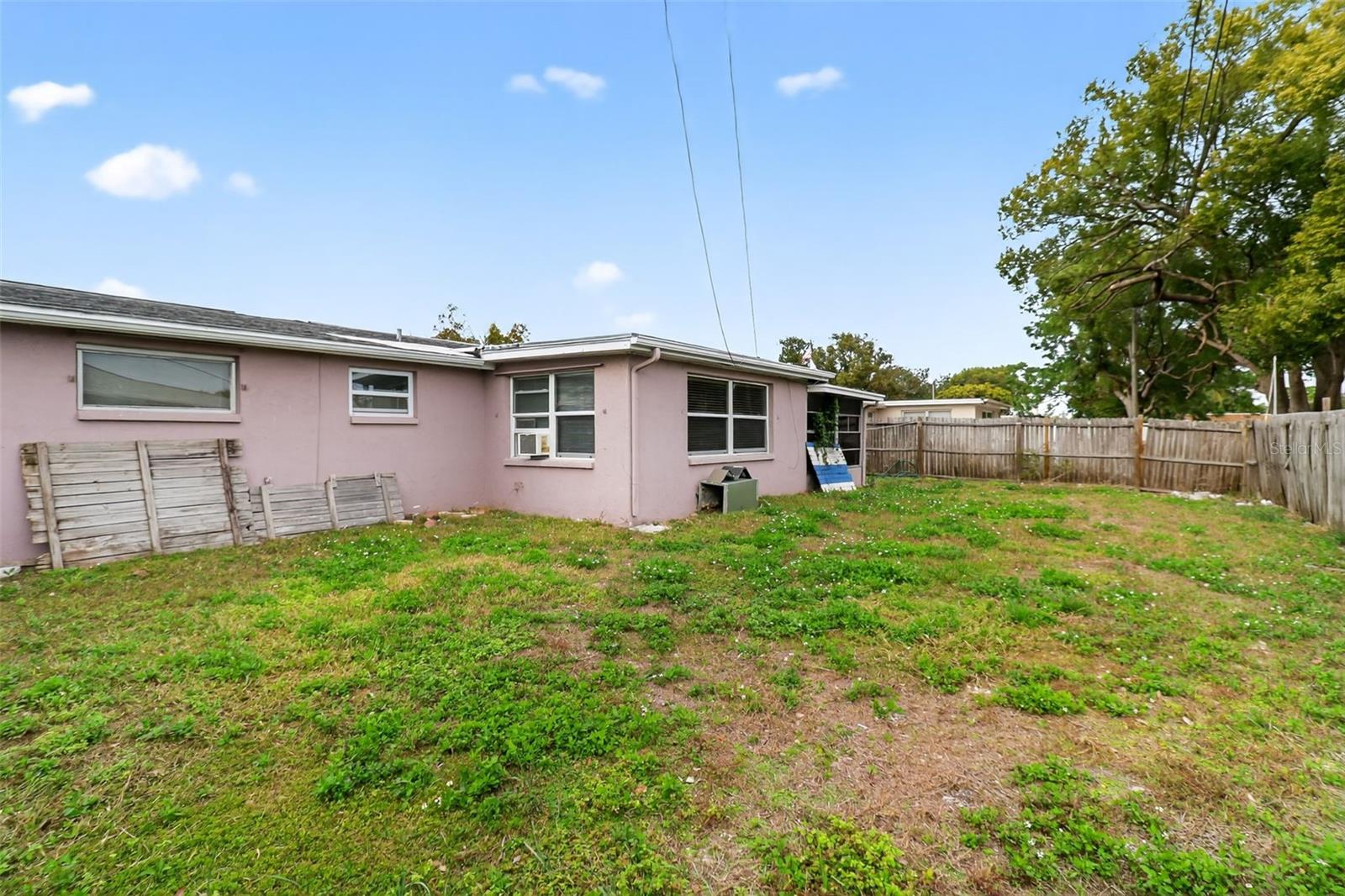 COLONIAL HILLS - Residential