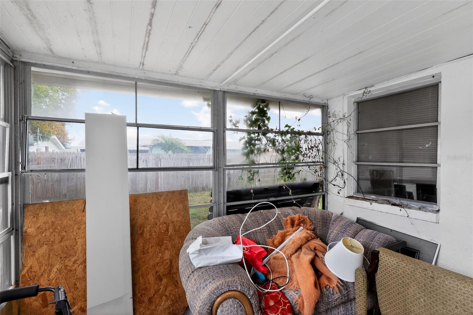 COLONIAL HILLS - Residential