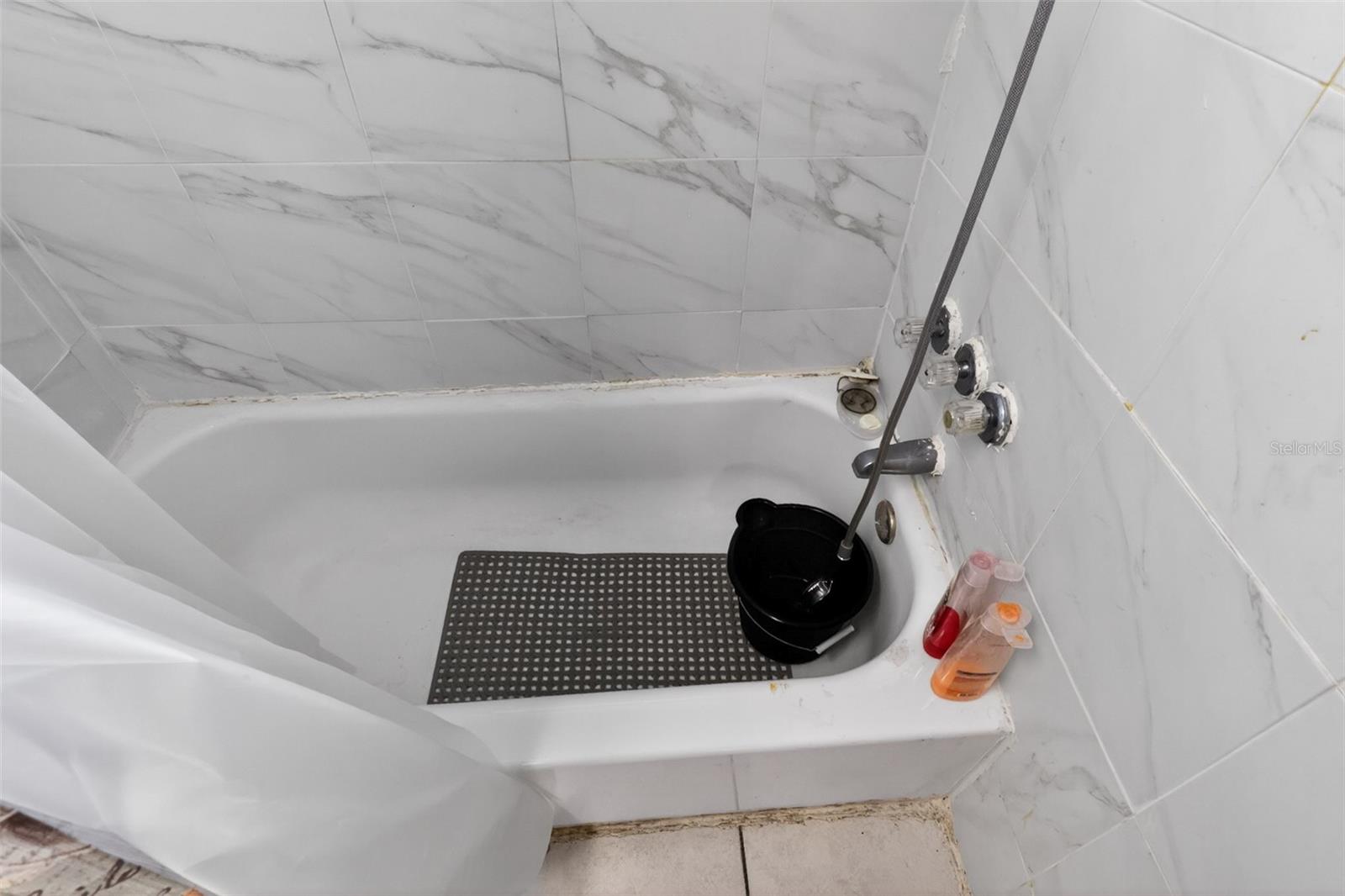 COLONIAL HILLS - Residential