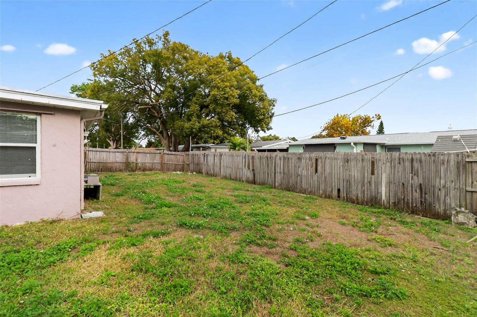 COLONIAL HILLS - Residential