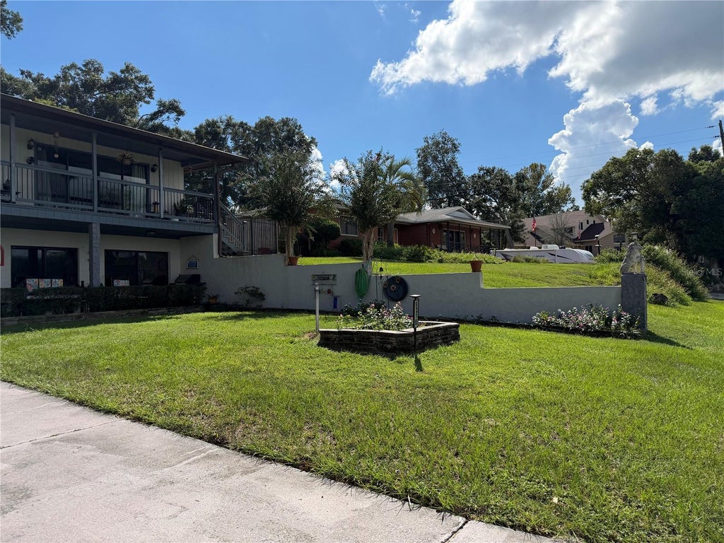 Photo of 521 E Mirror Lake Drive, Fruitland Park, FL 34731 (MLS # G5118106)