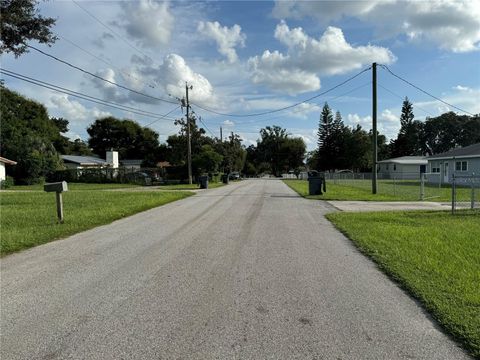 A home in LAKELAND