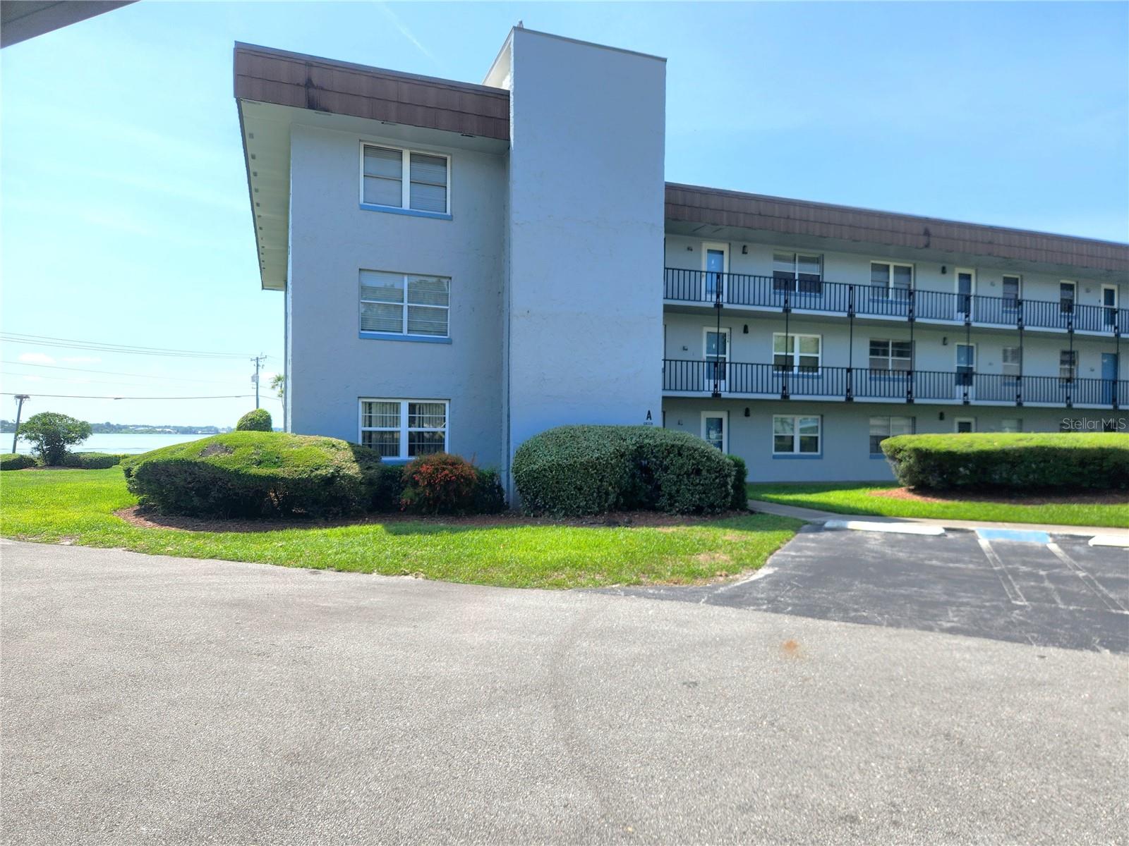 This 2 bedroom 2 bath condo is located in the Imperial Harbour 55+ complex on Lake Howard.
The unit has a great view of the lake from the master bedroom and the bonus room.
The unit has a washer/dryer new carpet and paint. Need some TLC, sold as is or with repairs done to be negotiated.