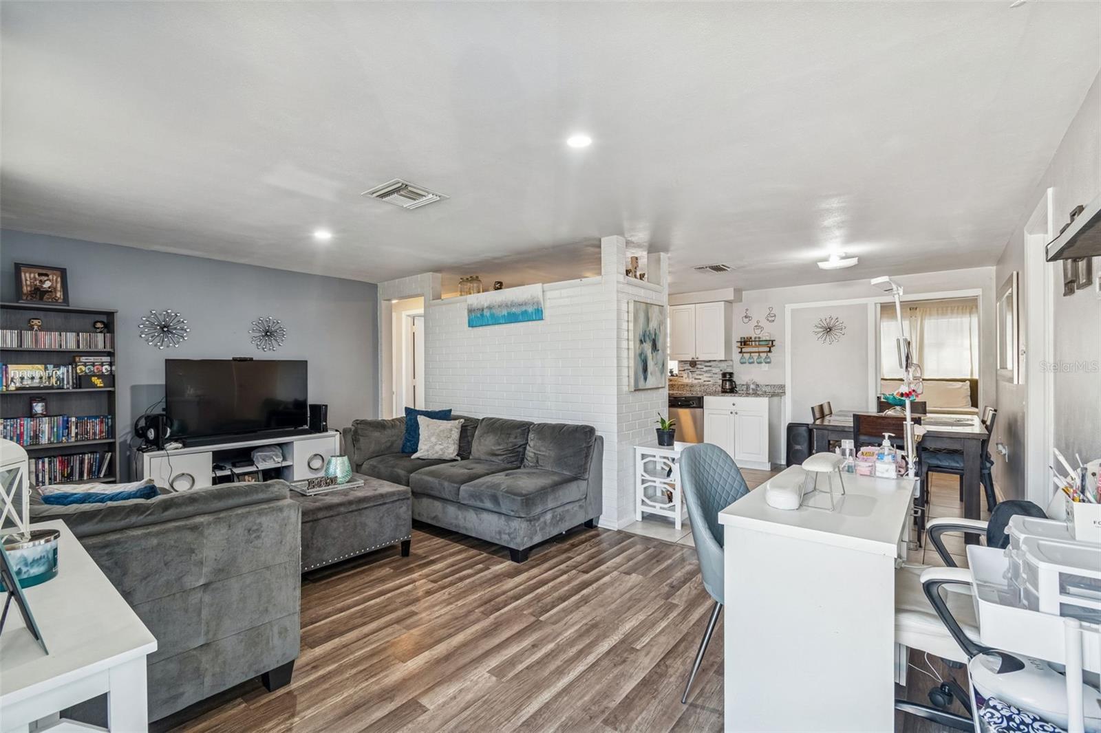 COLONIAL MANOR - Residential