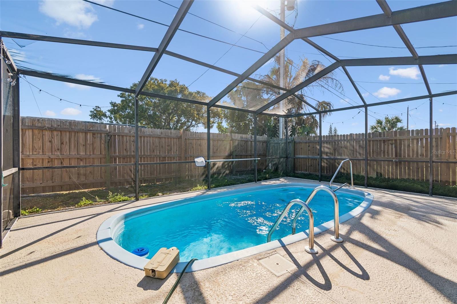 COLONIAL MANOR - Residential