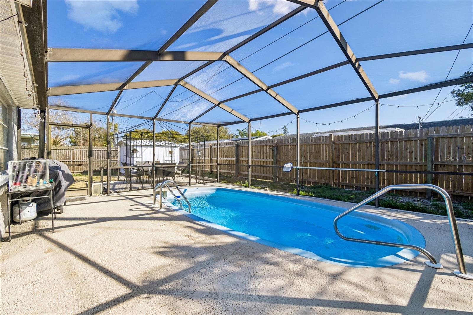 COLONIAL MANOR - Residential