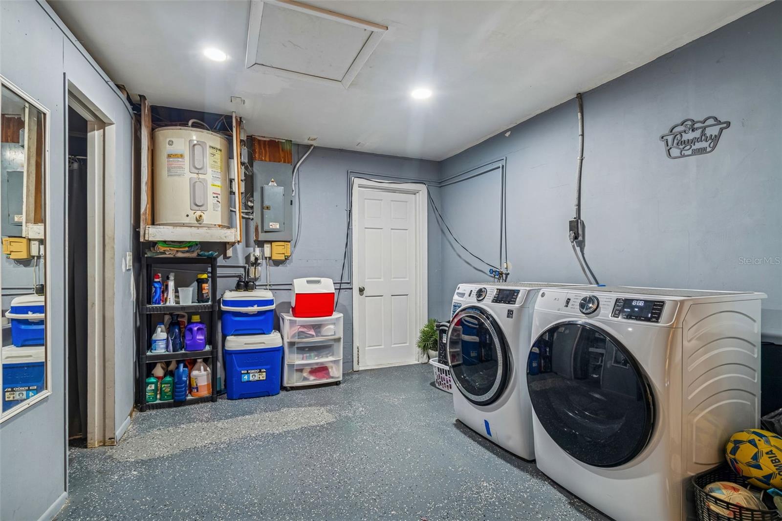 COLONIAL MANOR - Residential