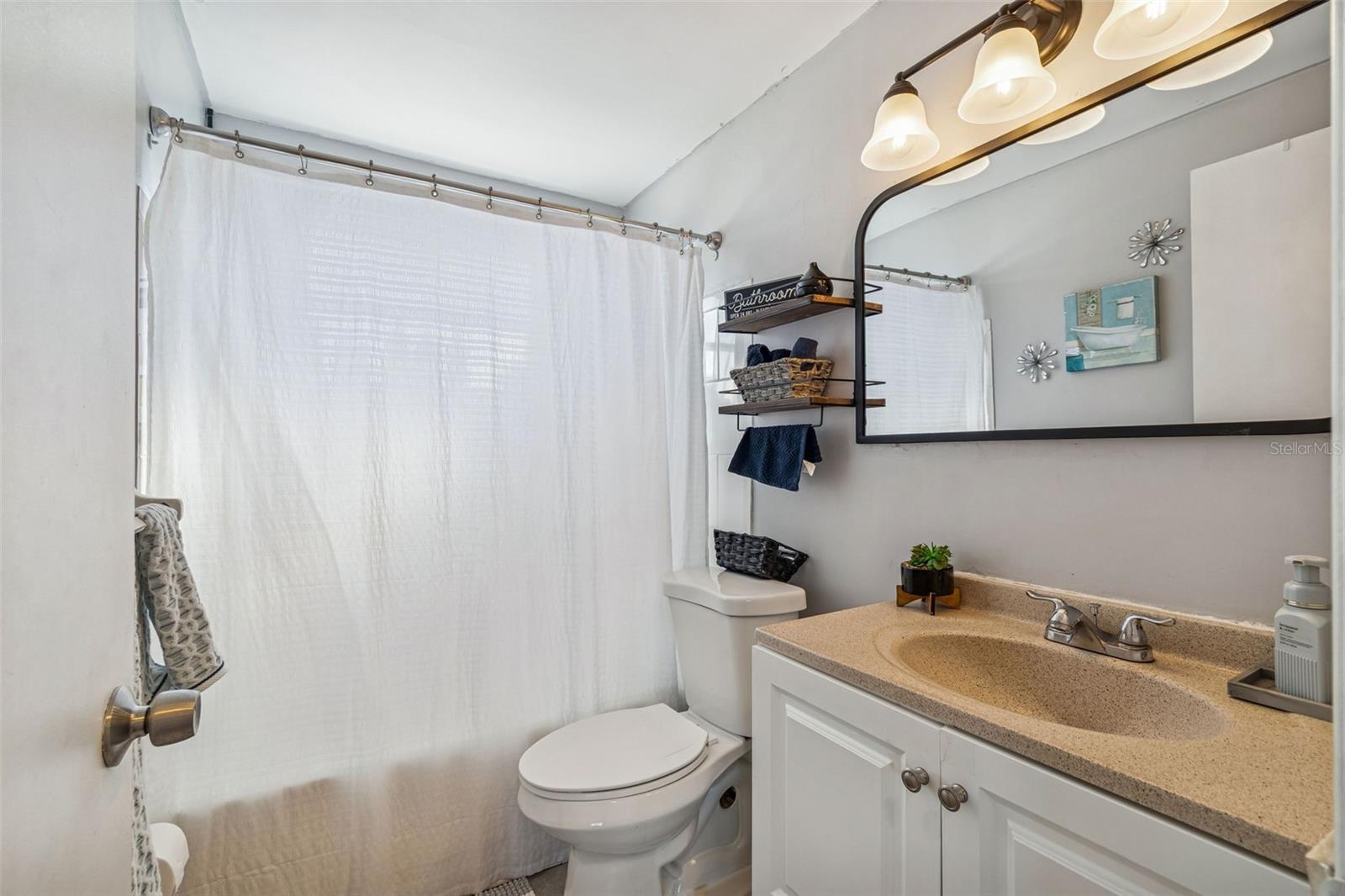 COLONIAL MANOR - Residential