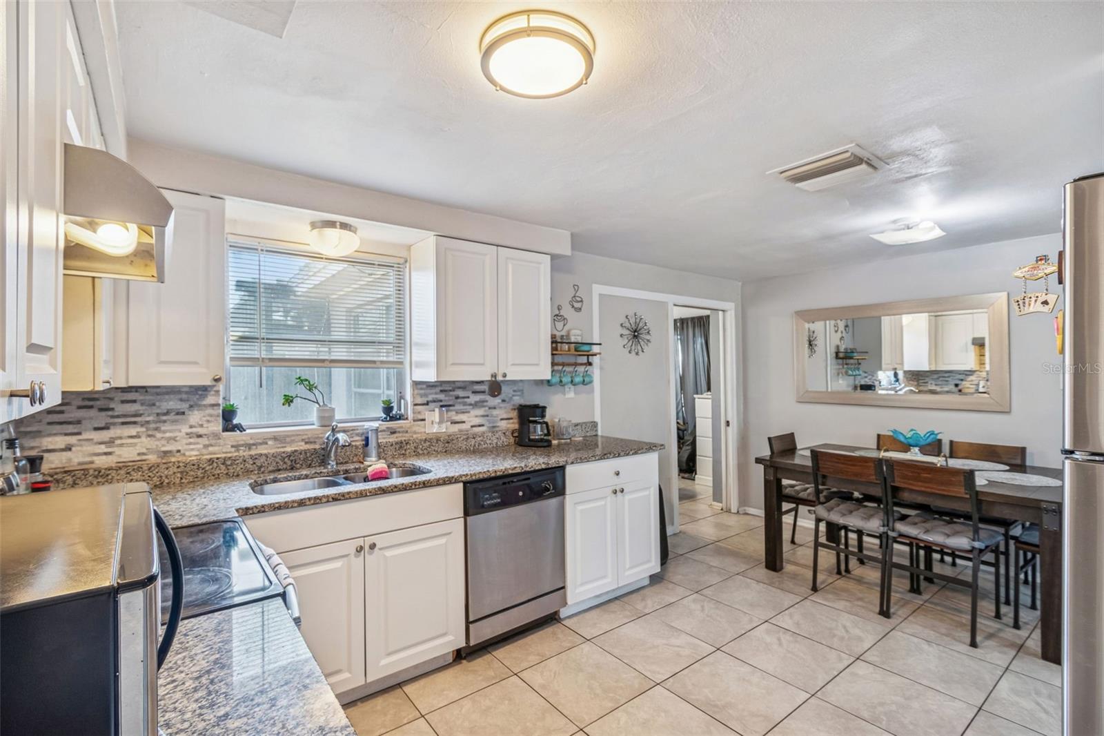 COLONIAL MANOR - Residential