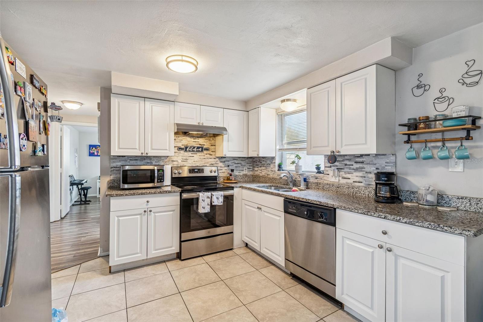 COLONIAL MANOR - Residential