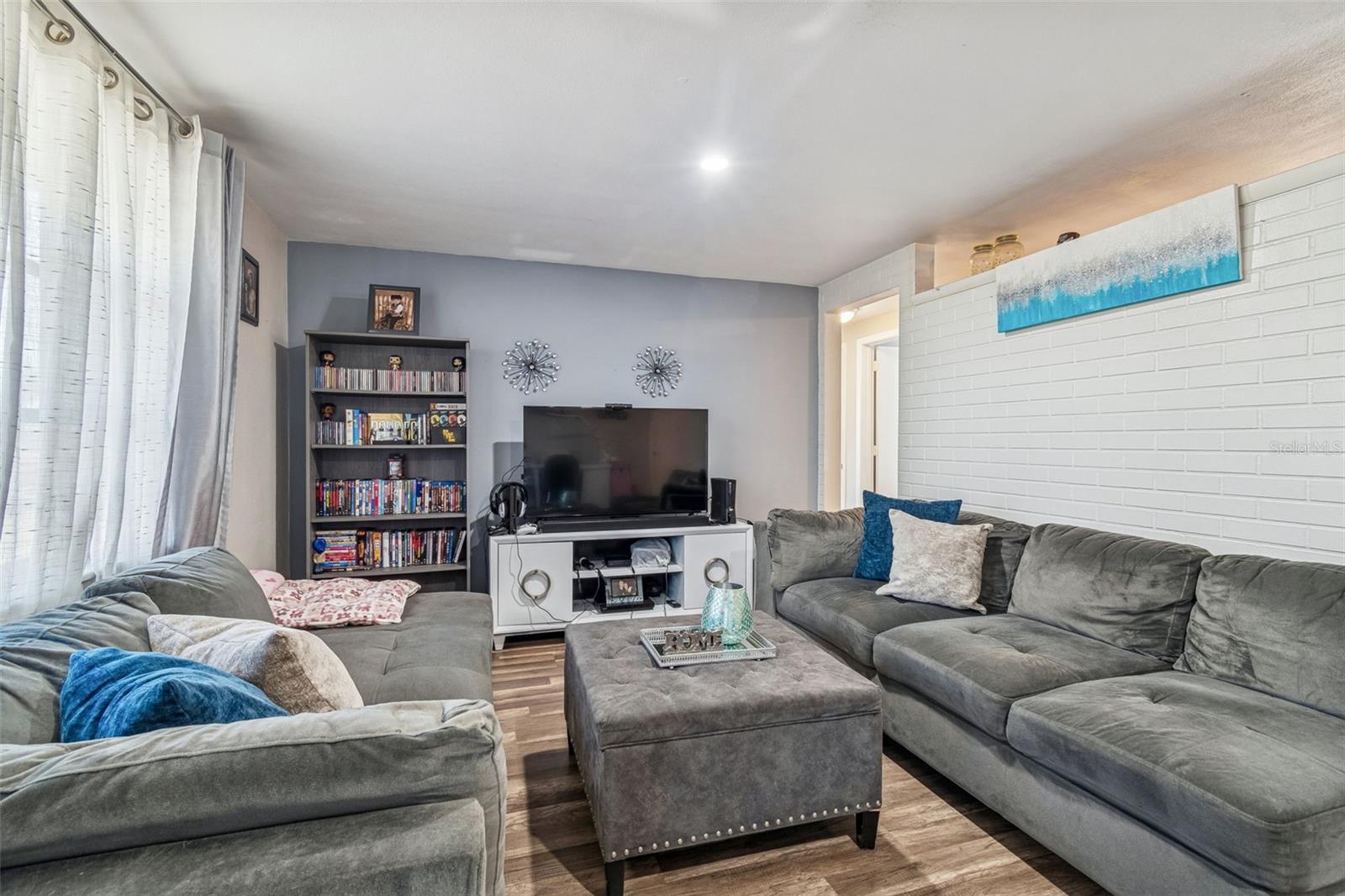 COLONIAL MANOR - Residential