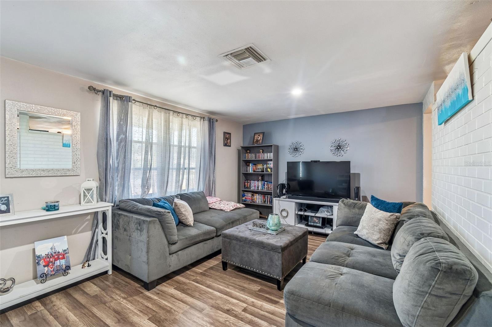 COLONIAL MANOR - Residential