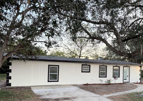 A home in LAKE WALES