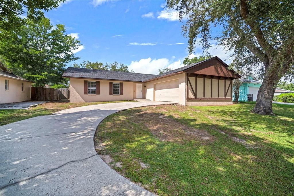Photo of 810 Black Knight Drive, Valrico, FL 33594 (MLS # G5107297)