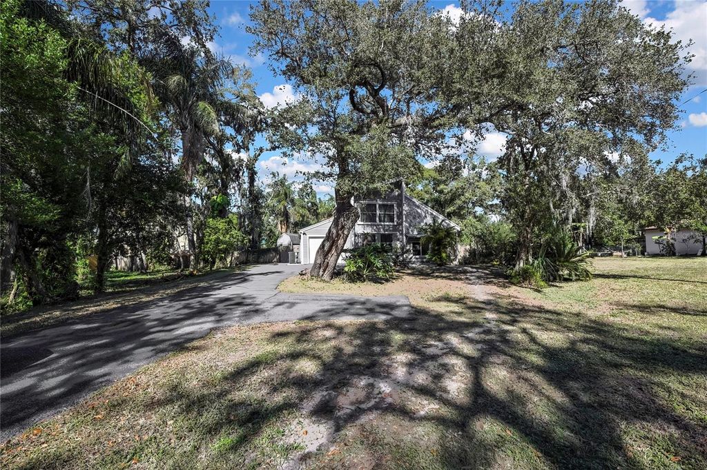 Photo of 4712 E Temple Heights Road, Tampa, FL 33617 (MLS # TB8457391)