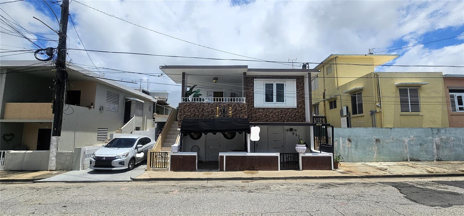 Discover a prime investment opportunity in Bo. Hato Abajo - San Luis, Arecibo, PR! This multi-unit property offers two residences, each with 3 bedrooms and 1 bathroom, on a 2,600 sq. ft. lot. The first floor is being remodeled into two studio units (1 bed, 1 bath each), enhancing rental potential. Ideally located minutes from Plaza del Atlántico, Plaza del Norte, and CVS, it’s perfect for short-term rentals. Though in need of renovation, its strategic location and layout have strong income potential. Flexible, accessible, and full of promise—schedule your showing today and turn this opportunity into profit!