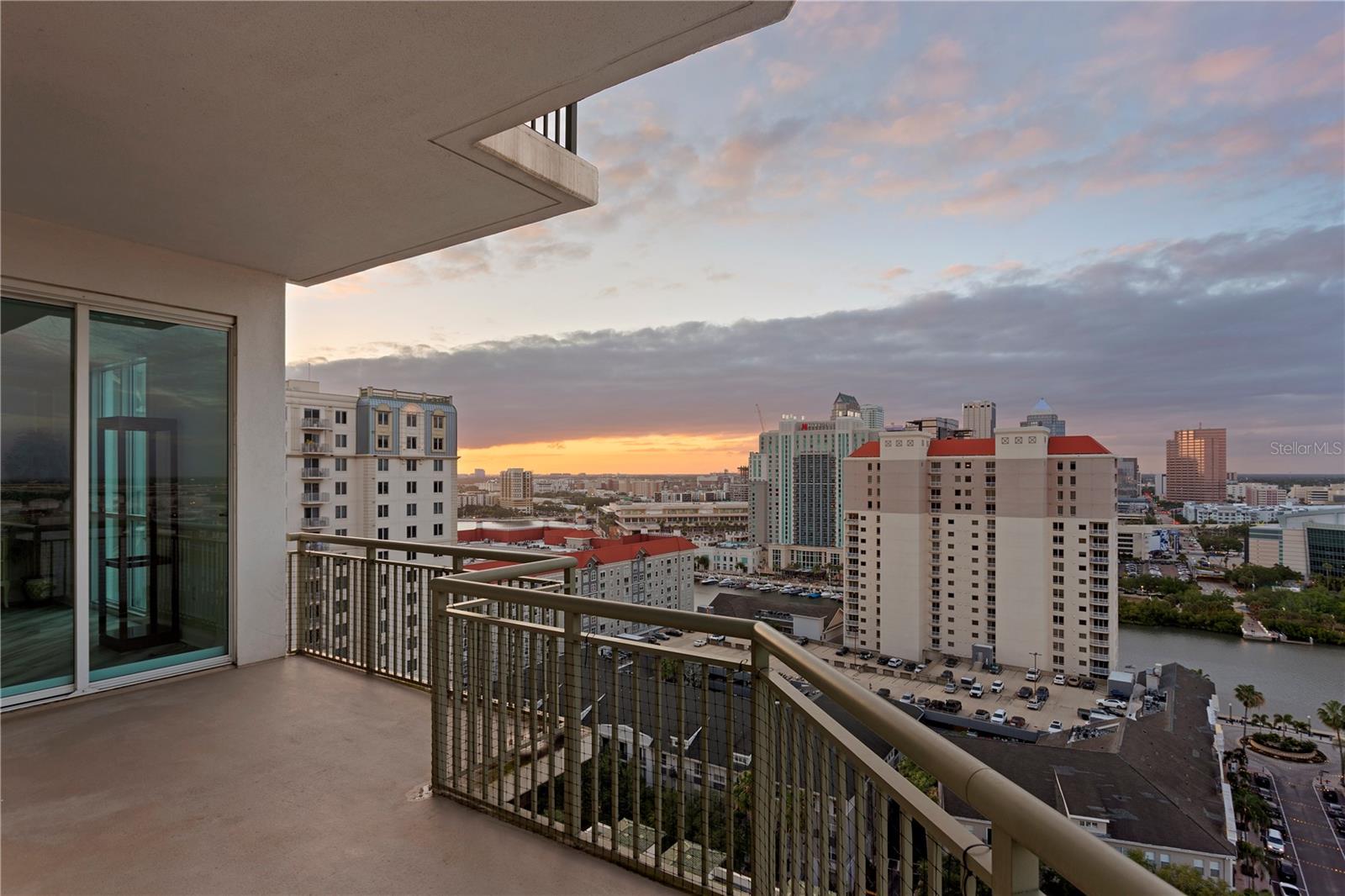 THE PLAZA HARBOUR ISLAND A CON - Residential