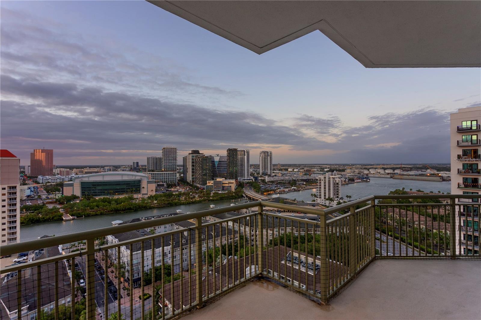 THE PLAZA HARBOUR ISLAND A CON - Residential