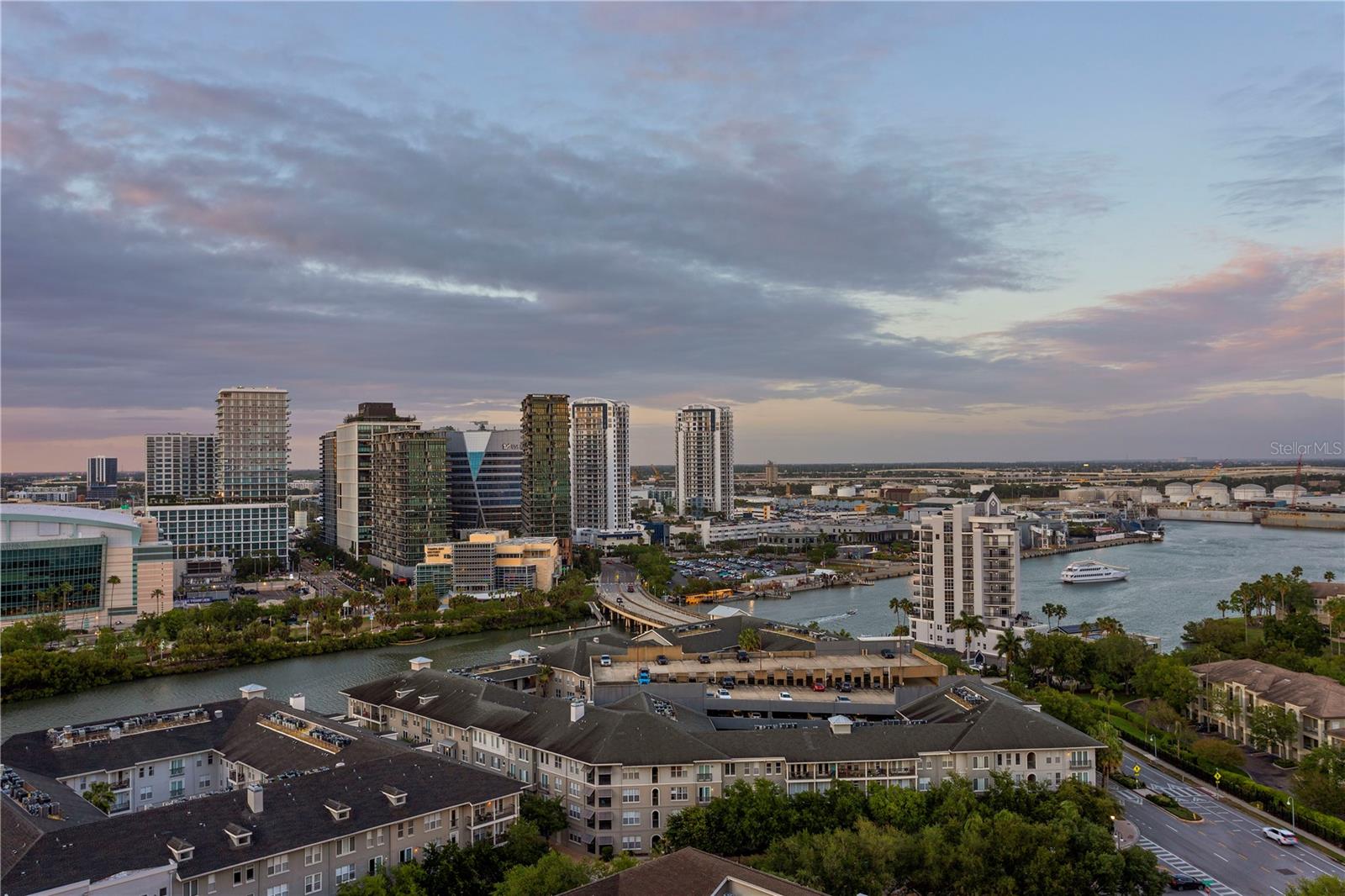 THE PLAZA HARBOUR ISLAND A CON - Residential