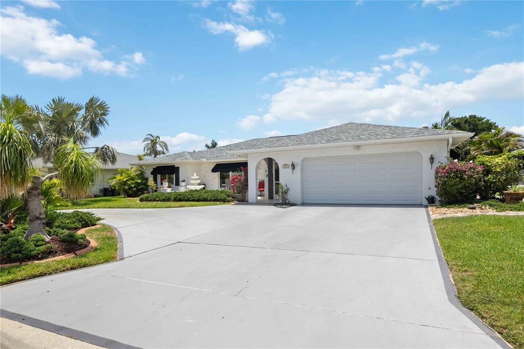 Photo of 965 E Gondola Drive, Venice, FL 34293 (MLS # A4688349)