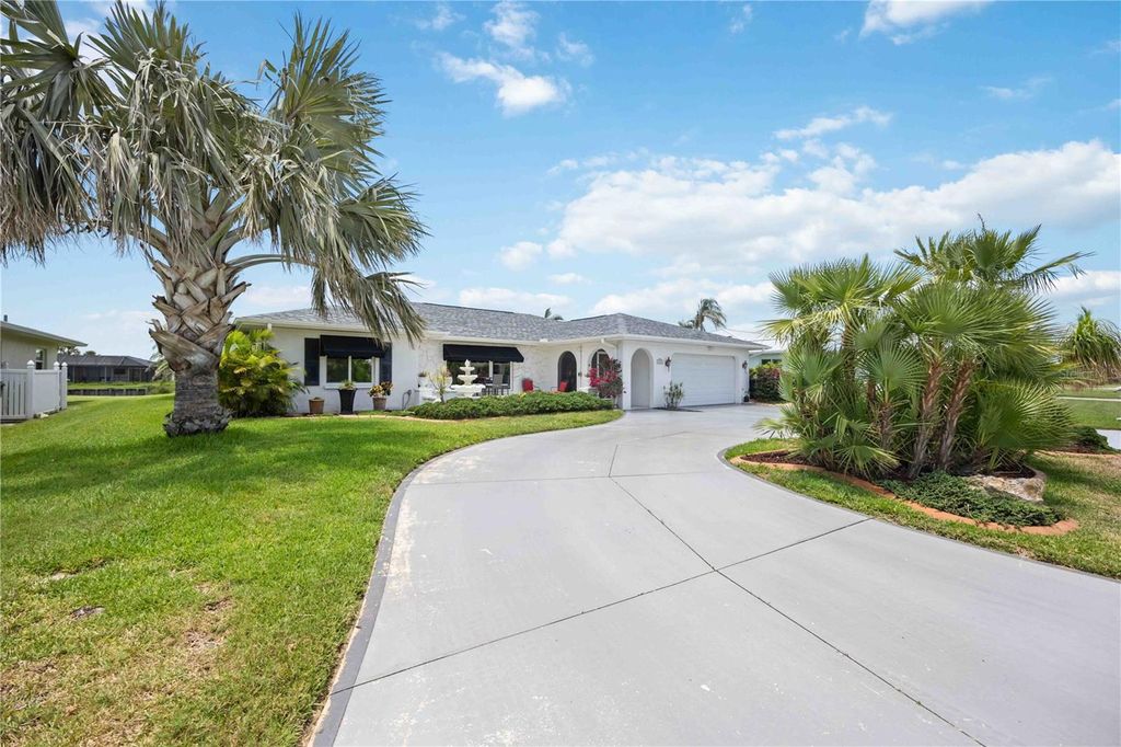 Photo of 965 E Gondola Drive, Venice, FL 34293 (MLS # A4688349)