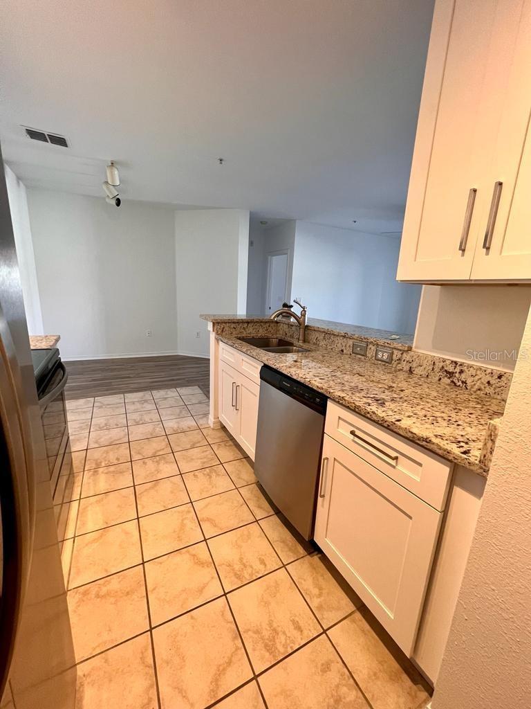 REGISTRY/MICHIGAN PARK CONDO - Residential Lease