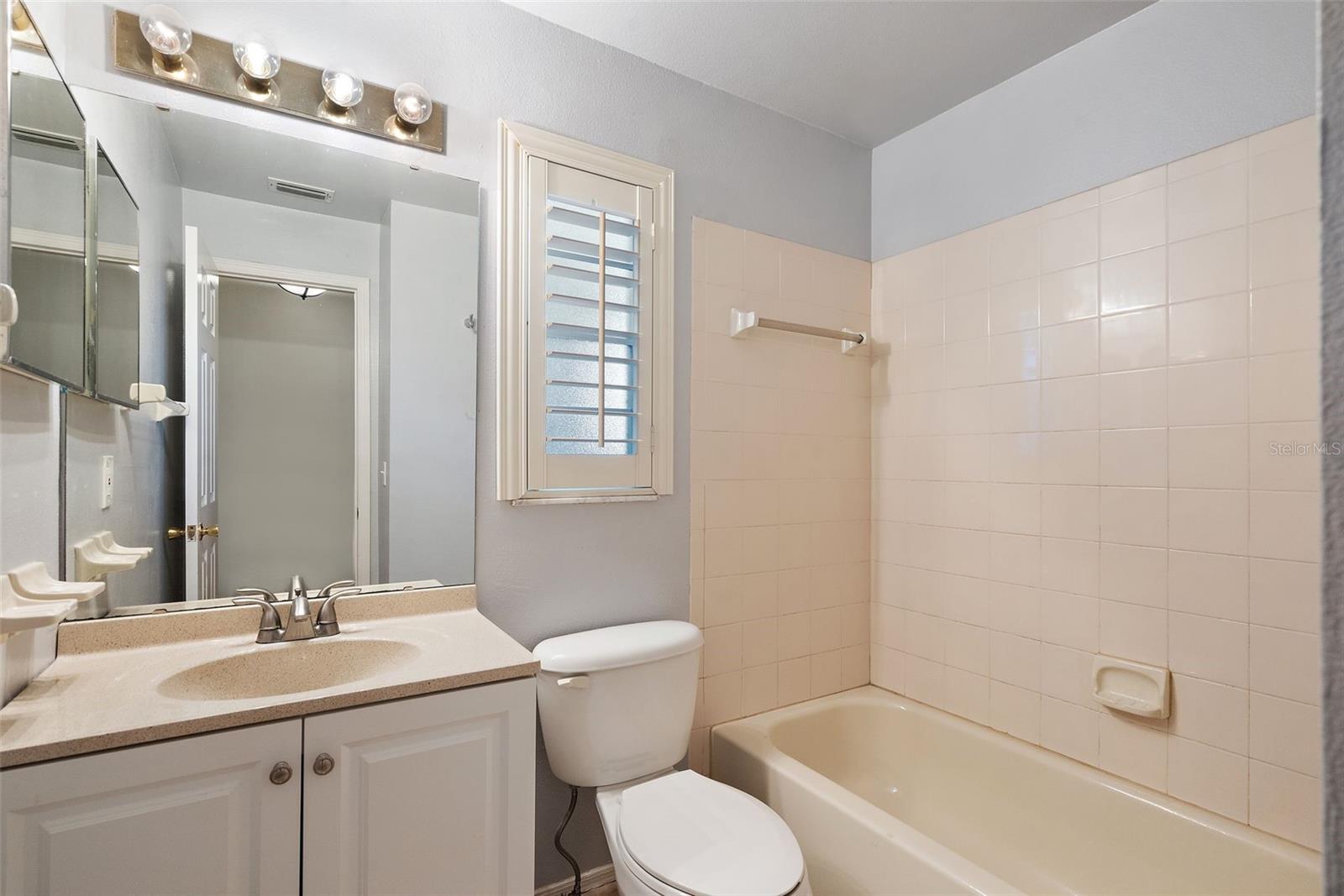 FOX CHASE TWNHMS UNI - Residential