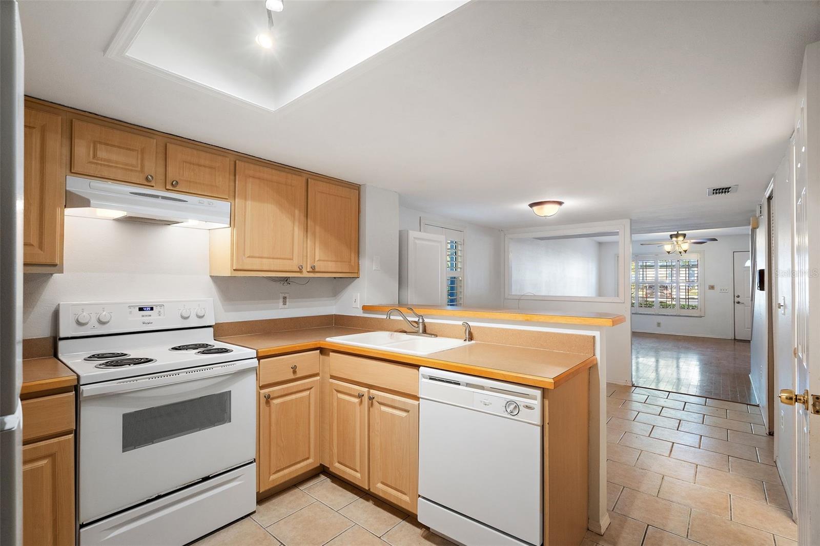 FOX CHASE TWNHMS UNI - Residential