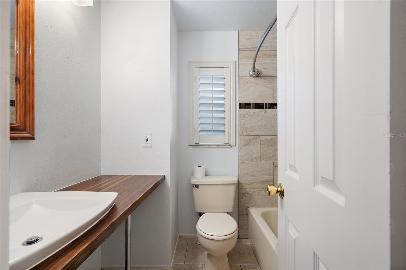 FOX CHASE TWNHMS UNI - Residential