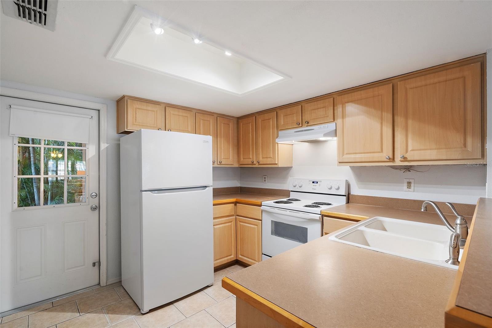 FOX CHASE TWNHMS UNI - Residential