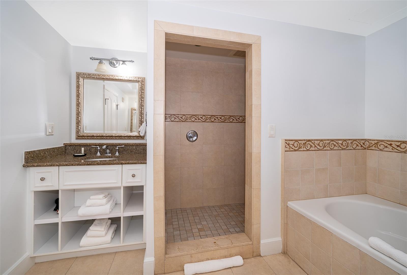 REUNION GRANDE CONDO - Residential