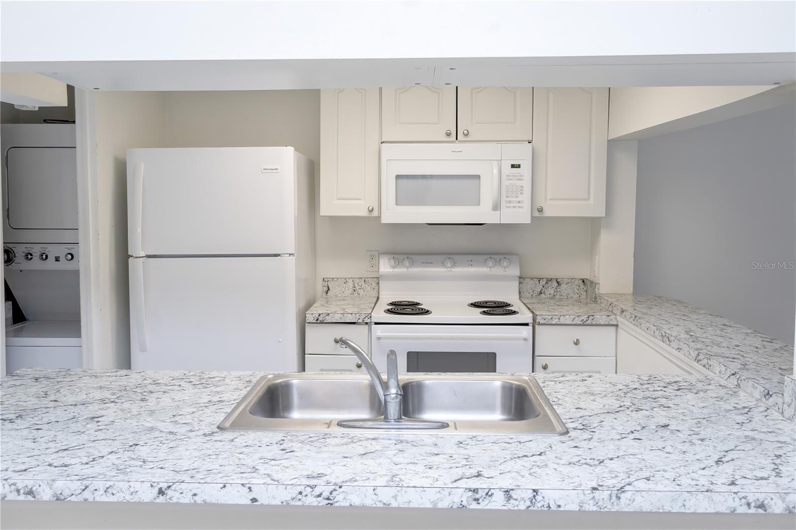 ISLAND CLUB WEST PH 02 - Residential Lease