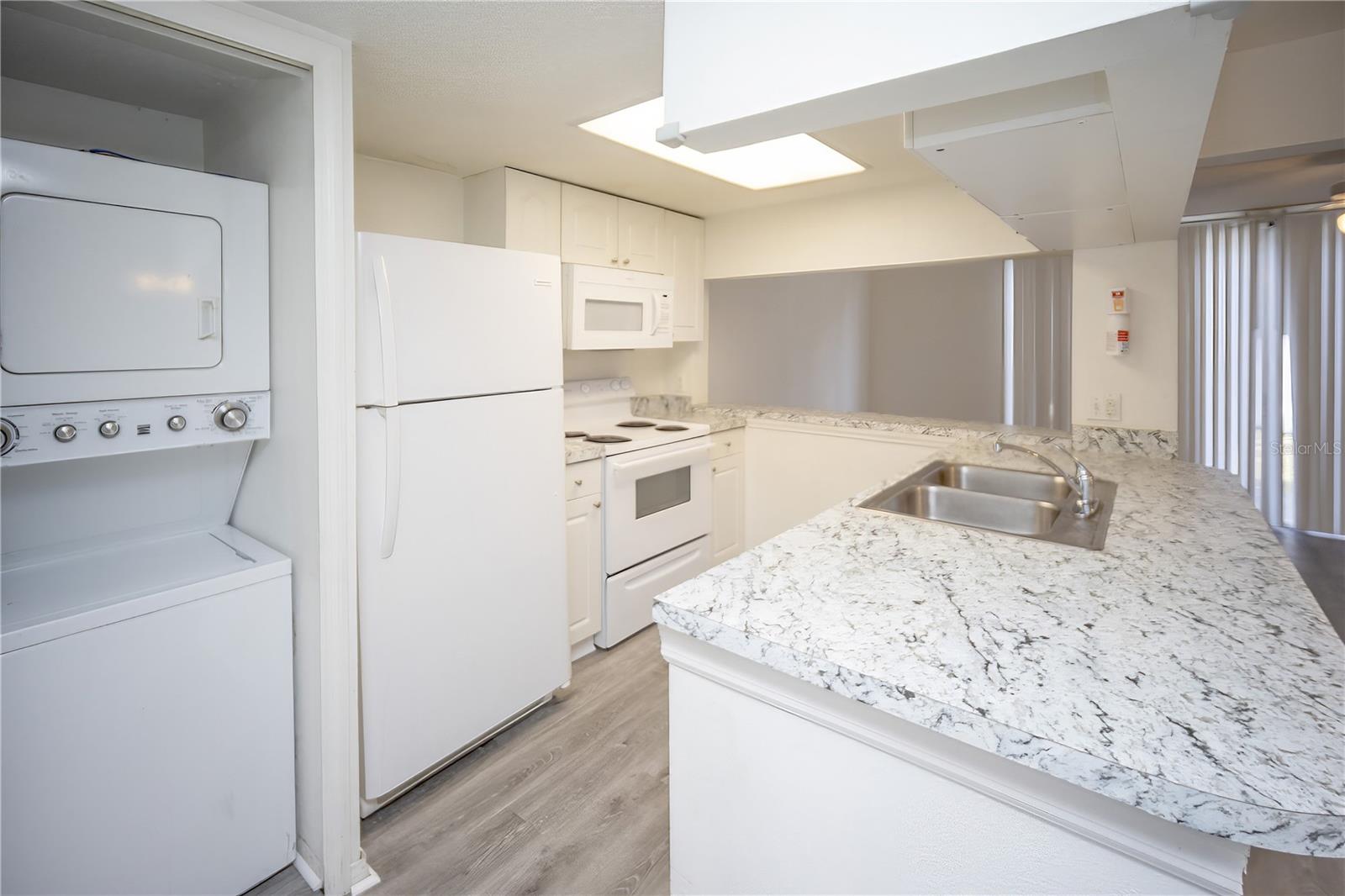 ISLAND CLUB WEST PH 02 - Residential Lease