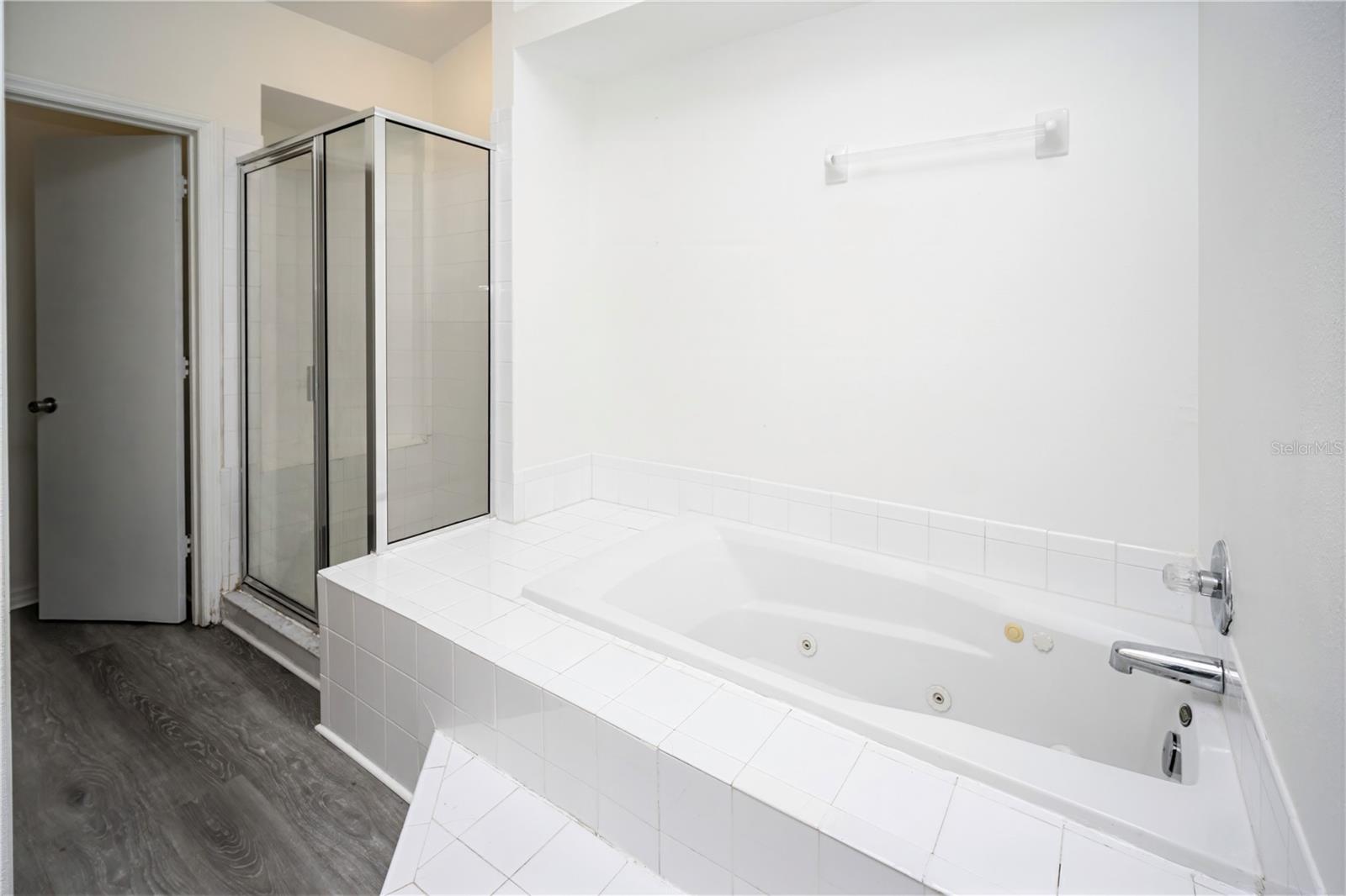 ISLAND CLUB WEST PH 02 - Residential Lease