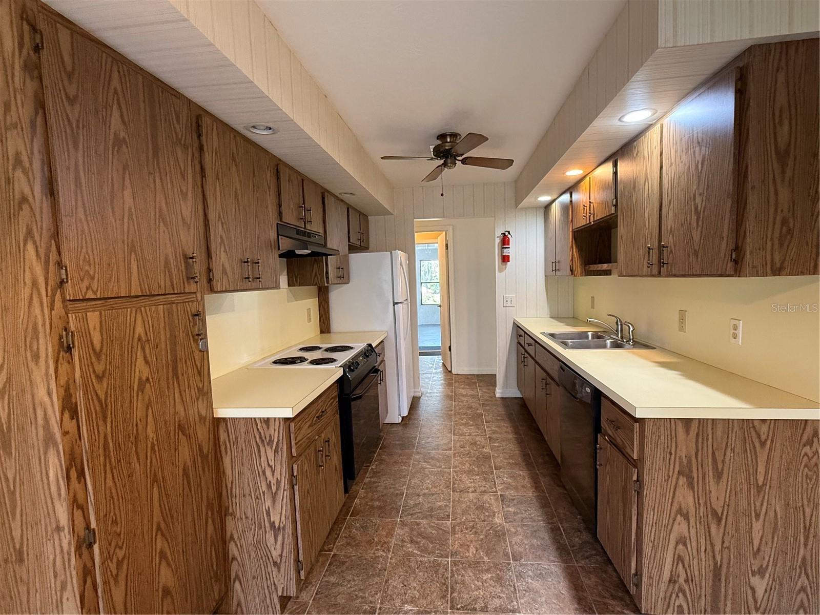 RAINBOW SPGS COUNTRY CLUB ESTATE - Residential Lease