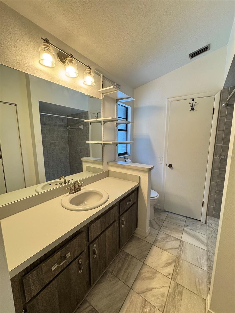LAKEWOOD ESTATES - Residential Lease
